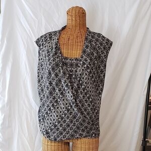 Ladies NEW YORK AND COMPANY Wrap Top in Black & White - S